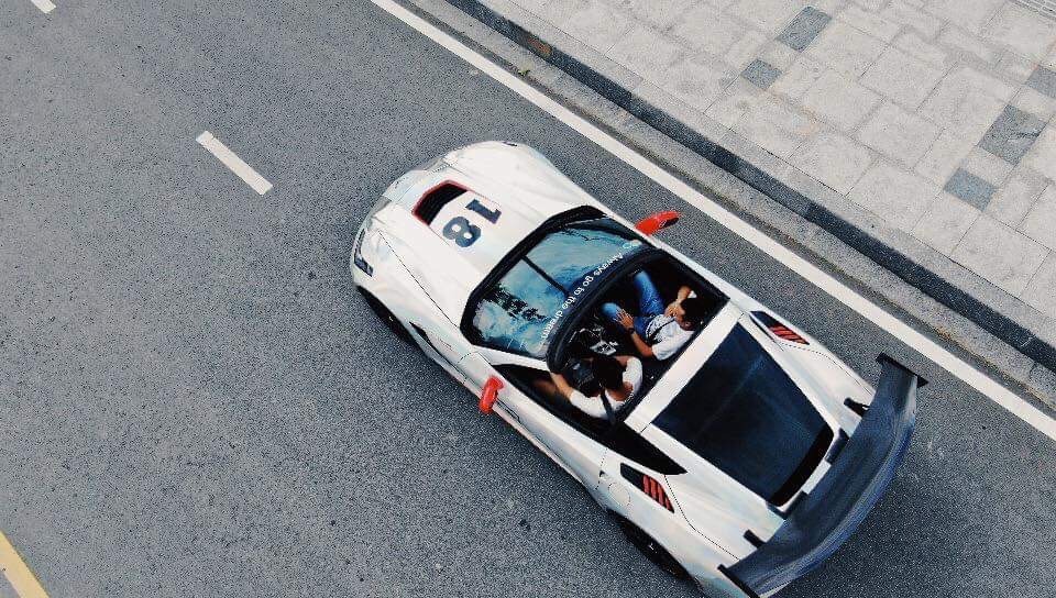 Chevrolet Corvette C7 Stingray m&agrave;u cr&ocirc;m t&aacute;n sắc biến th&agrave;nh xe mui trần