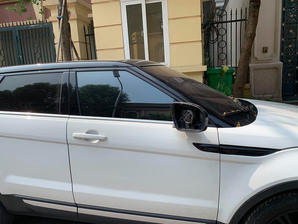 Lợi dụng sơ hở của chủ nhân, kẻ gian đã vặt mặt gương chiếc SUV hạng sang Range Rover Evoque này Lợi dụng sơ hở của chủ nhân, kẻ gian đã vặt mặt gương chiếc SUV hạng sang Range Rover Evoque này