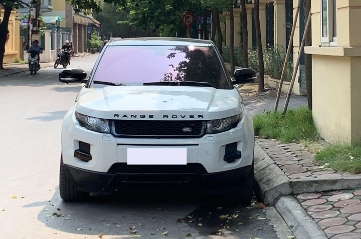 SUV hạng sang Range Rover Evoque bị kẻ gian vặt mặt gương ở Hà Nội SUV hạng sang Range Rover Evoque bị kẻ gian vặt mặt gương ở Hà Nội