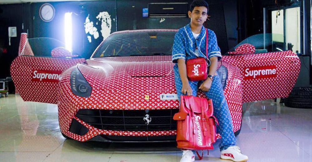 Còn đây là thiếu gia đến từ Dubai với chiếc Ferrari F12 Berlinetta theo phong cách Louis Vuitton x Supreme