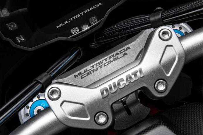 Dòng chữ Multistrada Centomila trên chảng ba của chiếc Multistrada Pikes Peak