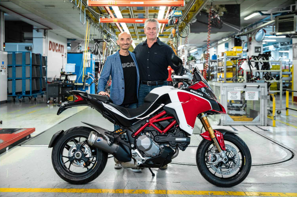 CEO Claudio Domenicali của Ducati bàn giao xe khách hàng Dave Hayward ngay tại nhà máy của Ducati