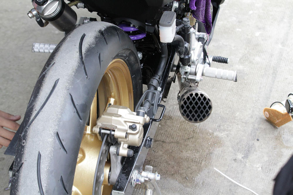 Ống xả Endurance tr&ecirc;n Honda Winner X