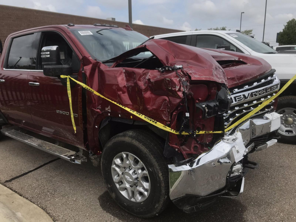 Một chiếc Chevrolet Silverado HD đ&atilde; bị n&aacute;t phần đầu cho c&aacute;c t&ecirc;n trộm d&ugrave;ng n&oacute; để đ&acirc;m v&agrave;o một v&agrave;o một c&acirc;y ATM