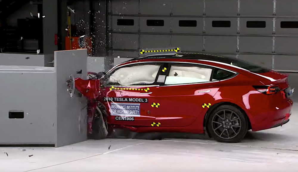 Hình ảnh Tesla Model 3 trong bài kiểm tra va chạm của IIHS