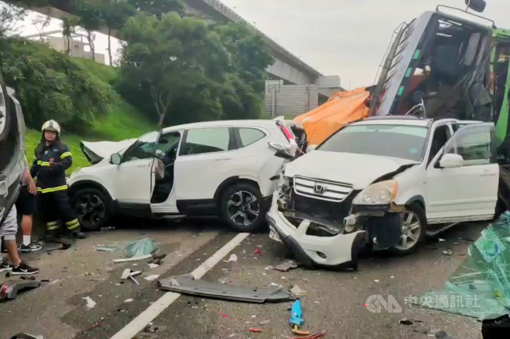 2 chiếc ô tô Honda bị biến dạng cả đầu lẫn đuôi xe sau vụ tai nạn