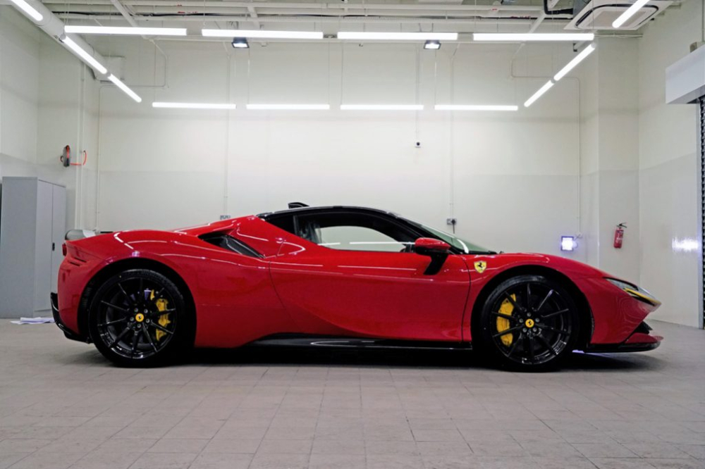 Sự c&oacute; mặt của si&ecirc;u xe Ferrari SF90 Stradale ở Singapore cũng kỷ niệm 10 năm th&agrave;nh lập đại l&yacute; Ferrari đầu ti&ecirc;n mở ra tại đảo quốc sư tử