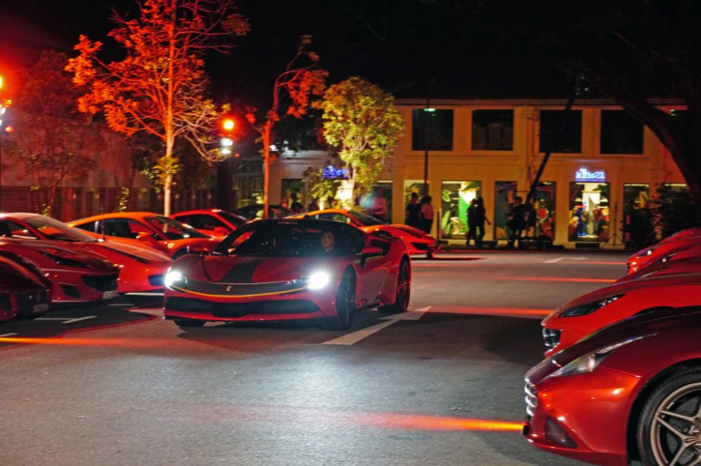 Si&ecirc;u phẩm hybrid Ferrari SF90 Stradale chuẩn bị tiến v&agrave;o khu vực diễn ra buổi giới thiệu tại Singapore