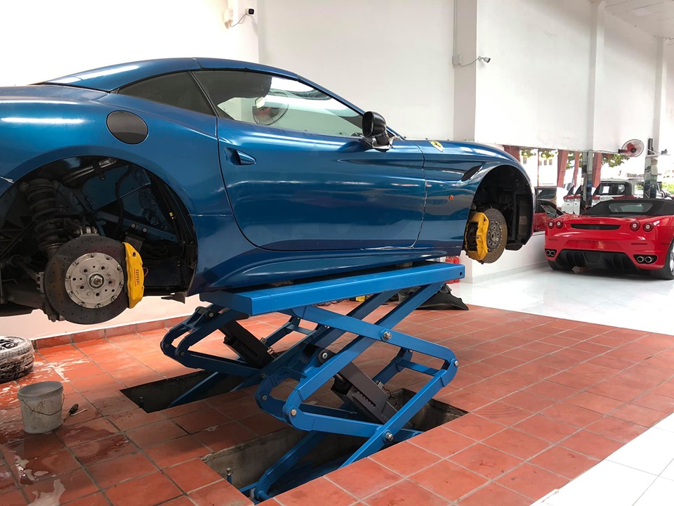 Chiếc Ferrari California T khi về tay &ocirc;ng chủ c&ocirc;ng ty nhập khẩu xe sang quận 5 được kiểm tra chi tiết