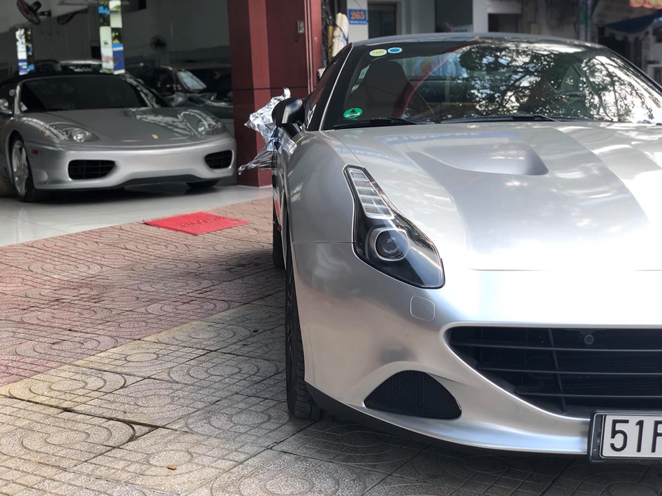 Si&ecirc;u xe mui trần Ferrari California T từng của &ocirc;ng Đặng L&ecirc; Nguy&ecirc;n Vũ xuất hiện ở c&ocirc;ng ty nhập khẩu xe sang quận 5 với bộ &aacute;o m&agrave;u bạc