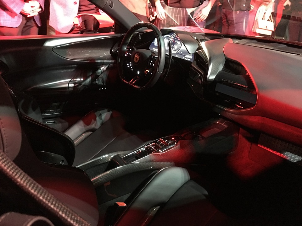 Chiếc Ferrari SF90 Stradale ra mắt tại Singapore c&oacute; tay l&aacute;i nằm ph&iacute;a b&ecirc;n tr&aacute;i, trong khi đ&oacute; đất nước n&agrave;y sử dụng tay l&aacute;i b&ecirc;n phải