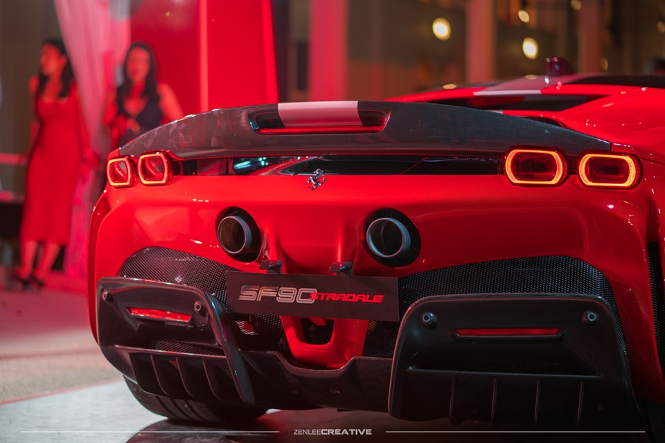 Ferrari SF90 Stradale ch&iacute;nh l&agrave; si&ecirc;u xe plug-in hybrid đầu ti&ecirc;n trong lịch sử của h&atilde;ng si&ecirc;u xe &Yacute;