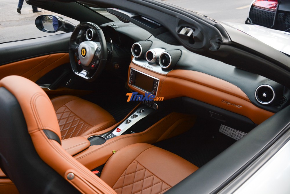 Nội thất si&ecirc;u xe mui trần Ferrari California T đầu ti&ecirc;n về Việt Nam