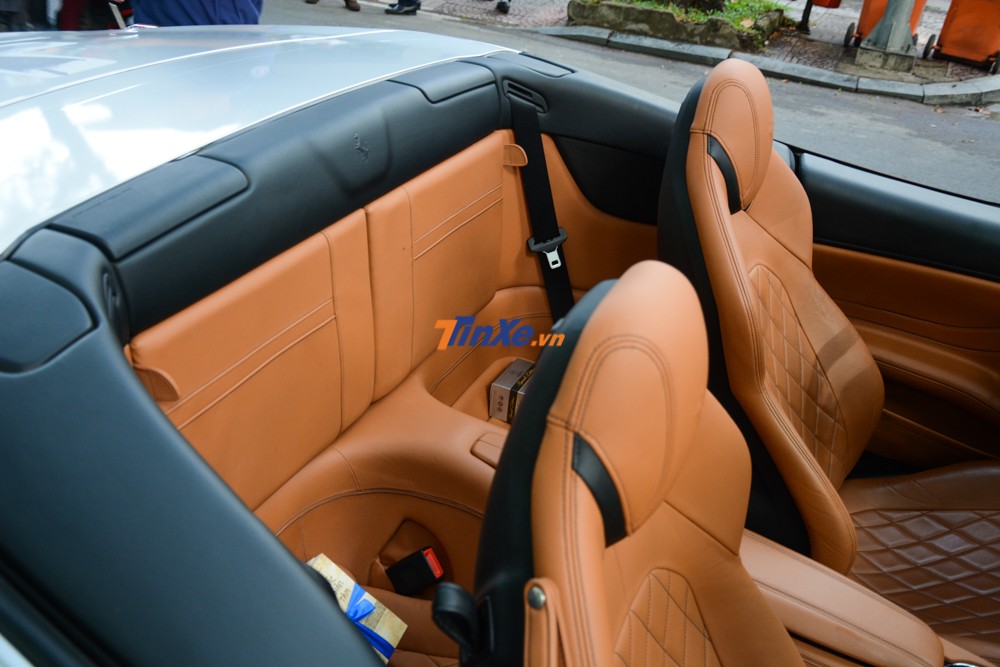H&agrave;ng ghế sau của si&ecirc;u xe mui trần Ferrari California T