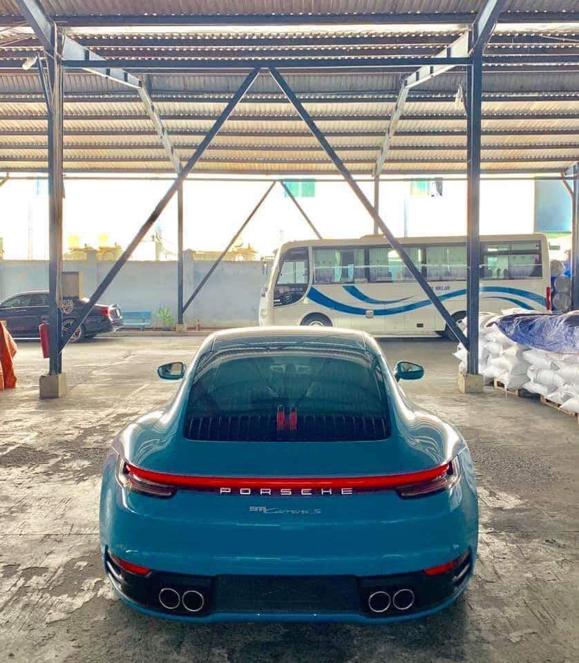 Porsche 911 Carrera S thế hệ thứ 8 tại Việt Nam có giá bán khởi điểm 7,61 tỷ đồng