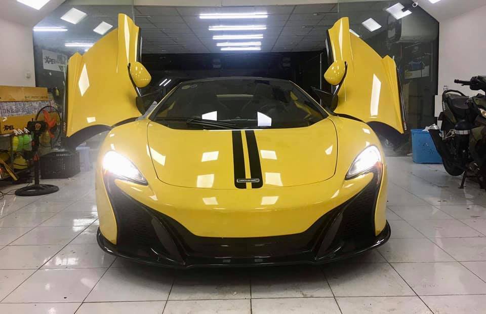 Ngo&agrave;i m&agrave;u v&agrave;ng, ngoại thất chiếc McLaren 650S Spider n&agrave;y c&ograve;n c&oacute; nhiều chi tiết bằng carbon v&agrave; 2 sọc m&agrave;u đen ở tr&ecirc;n nắp cap&ocirc;