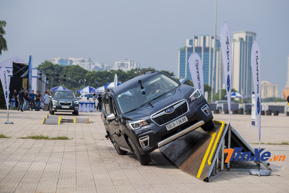 Hệ thống dẫn động bốn bánh đối xứng toàn thời gian S-AWD là một điểm nhấn về khả năng vận hành của Subaru.
