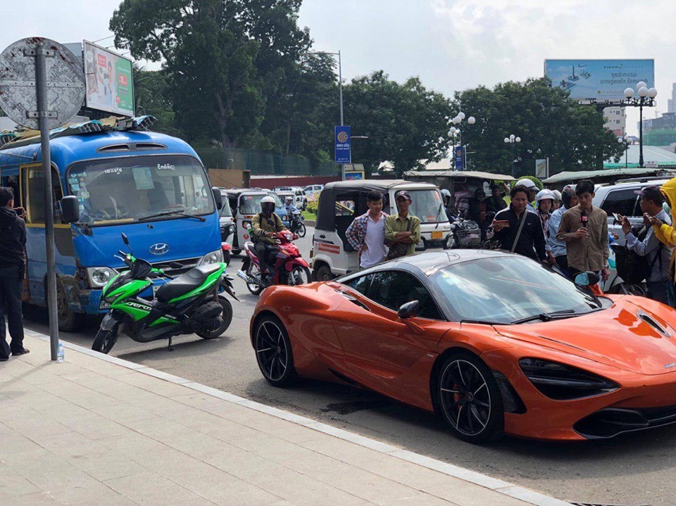 Rất đ&ocirc;ng người d&acirc;n tr&agrave;n ra đường để xem vụ tai nạn của si&ecirc;u xe McLaren 720S m&agrave;u cam
