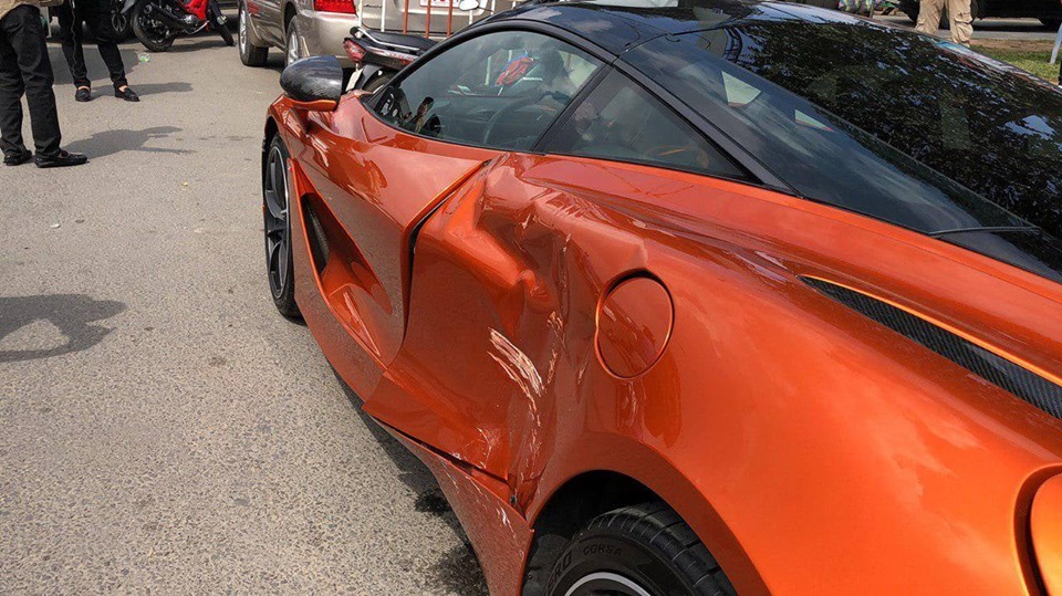 Chi ph&iacute; sửa chữa chiếc si&ecirc;u xe McLaren 720S m&agrave;u cam n&agrave;y ước t&iacute;nh kh&ocirc;ng dưới 2 tỷ đồng