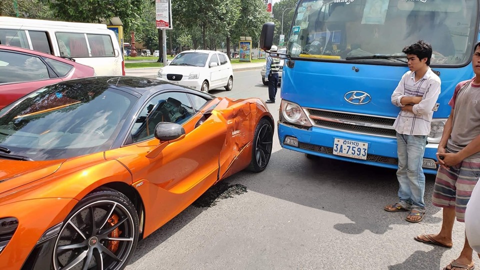 Vụ tai nạn giữa chiếc xe bu&yacute;t v&agrave; McLaren 720S m&agrave;u cam tại Campuchia đ&atilde; khiến chiếc si&ecirc;u xe bị hỏng nặng cửa c&aacute;nh bướm ph&iacute;a b&ecirc;n t&agrave;i xế