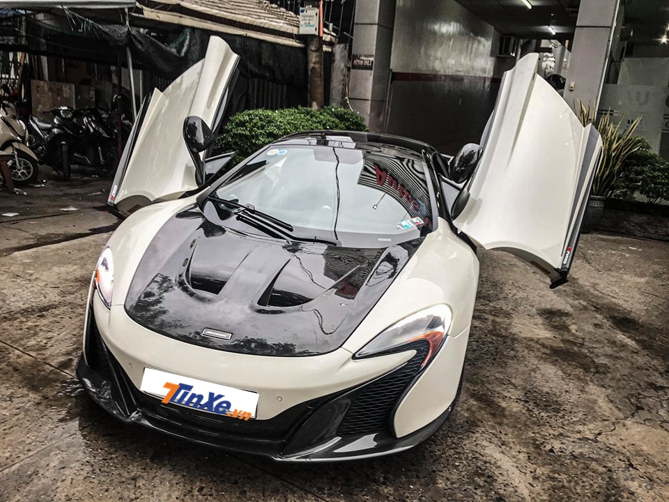 Đ&acirc;y cũng ch&iacute;nh l&agrave; si&ecirc;u xe mui trần McLaren 650S Spider đầu ti&ecirc;n tại Việt Nam độ nắp cap&ocirc; của McLaren P1