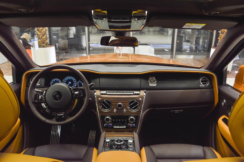 Cận cảnh khoang lái chiếc Rolls-Royce Cullinan Tuscan Sun