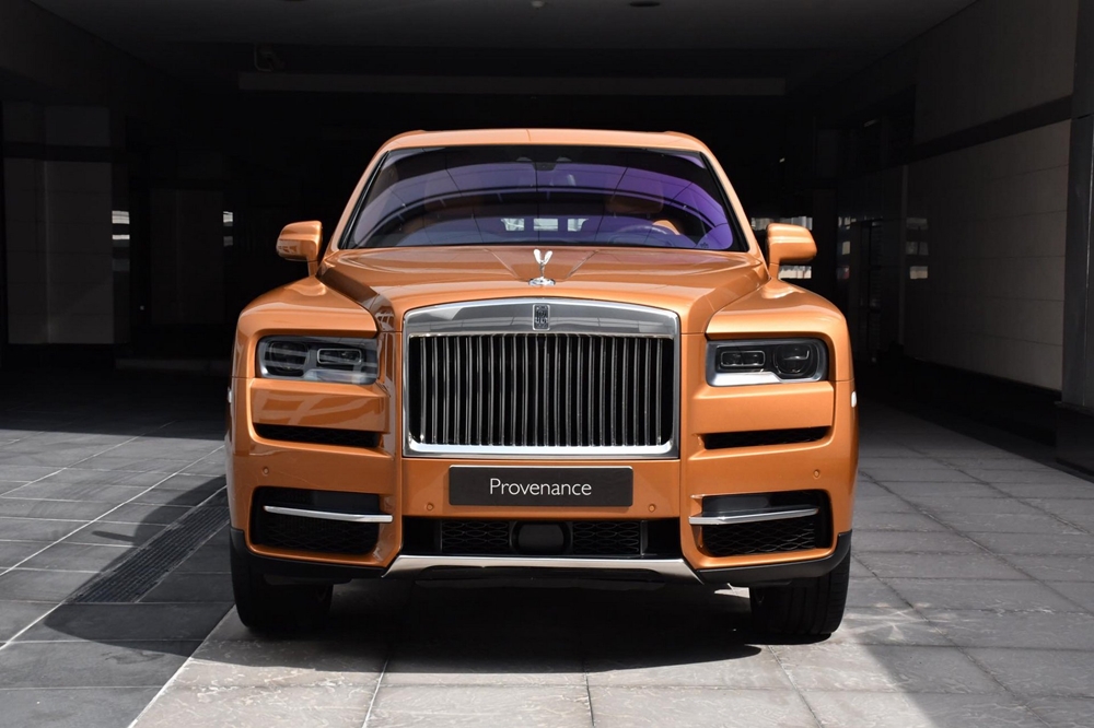 Chiếc Rolls-Royce Cullinan tại Thủ đô của Các tiểu Vương quốc Ả rập Thống nhất có màu sơn Tuscan Sun