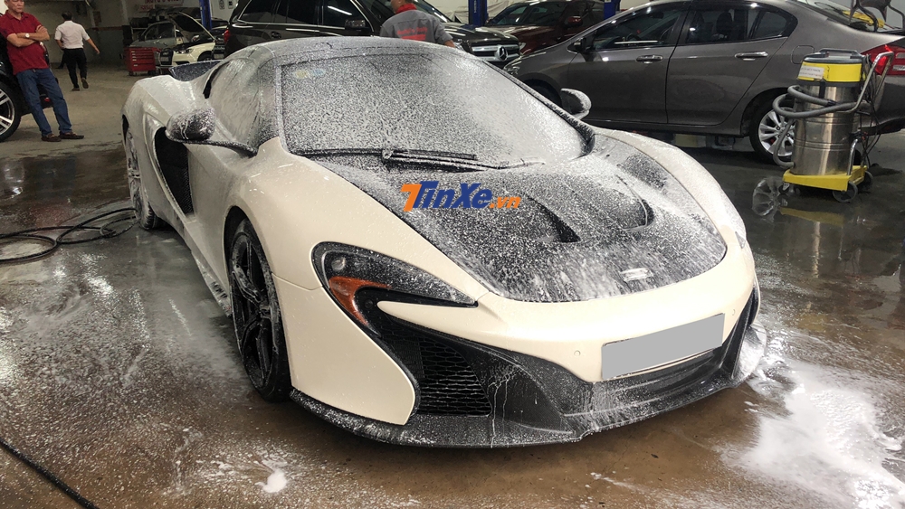 Chiếc McLaren 650S Spider n&agrave;y kh&ocirc;ng được độ động cơ V8 nhưng việc thay ống xả độ của IPE cũng mang đến &acirc;m thanh ấn tượng hơn
