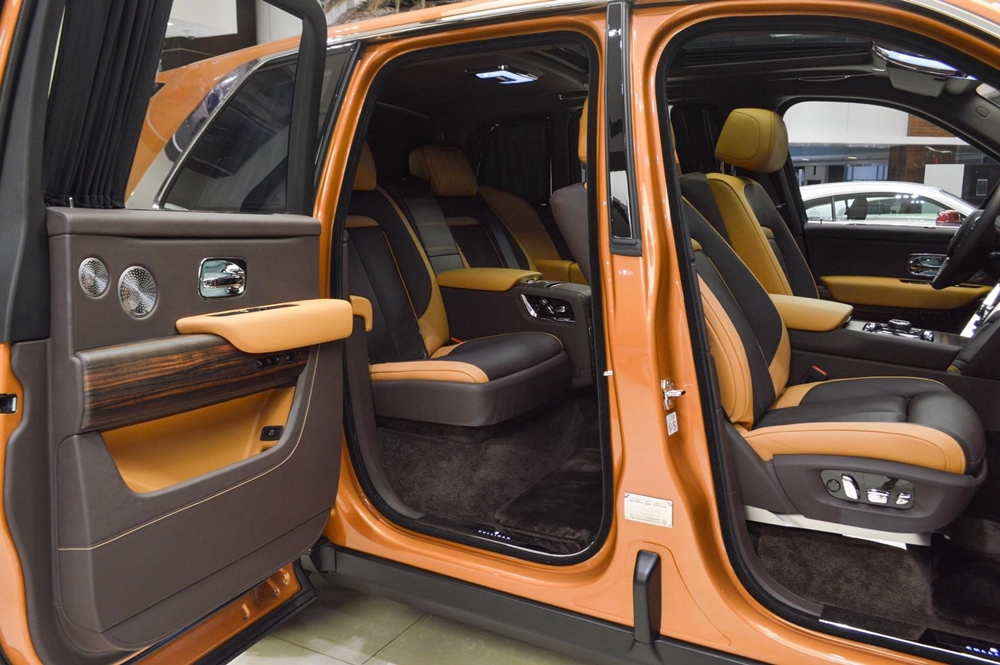 Nội thất chiếc Rolls-Royce Cullinan được hoàn thiện với màu Tan và Dark Spice