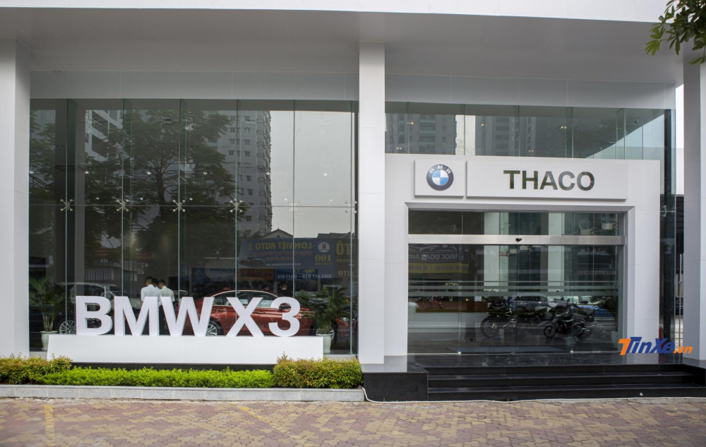 Showroom thứ 3 của BMW tại H&agrave; Nội nằm ở cửa ng&otilde; ph&iacute;a T&acirc;y thủ đ&ocirc;, hứa hẹn mang lại sự thuận tiện hơn cho kh&aacute;ch h&agrave;ng.