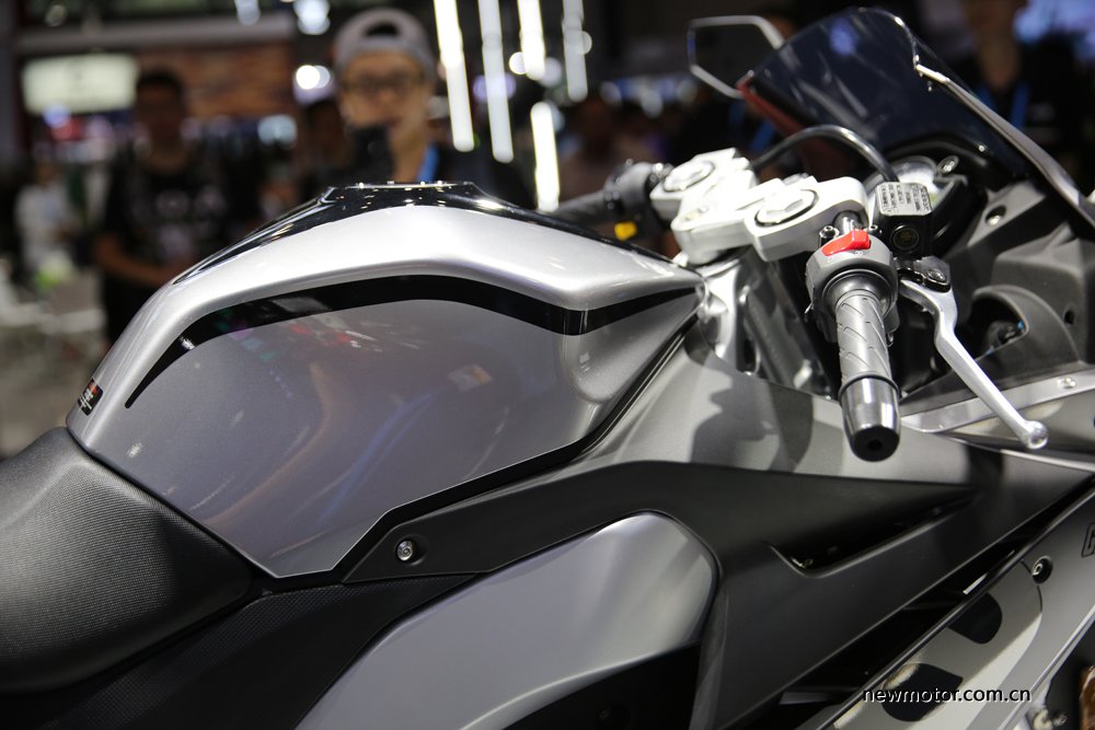 Thiết kế b&igrave;nh xăng của xe