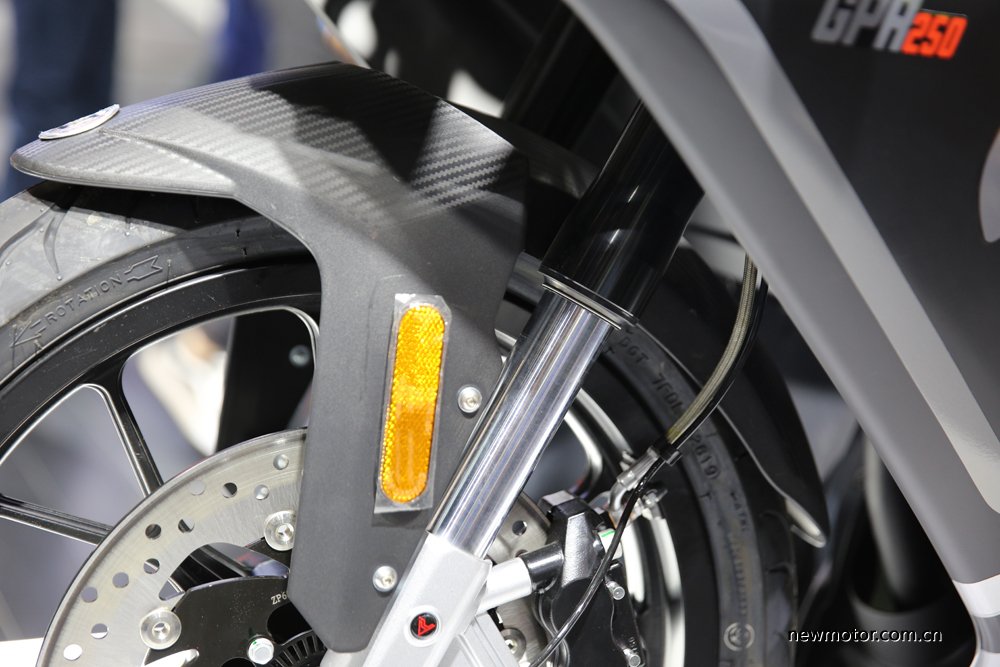 Phuộc trước h&agrave;nh tr&igrave;nh ngược tr&ecirc;n Aprilia GPR250