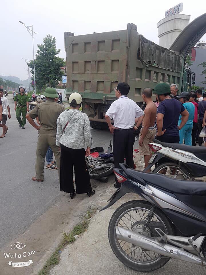 Hiện trường vụ tai nạn giữa chiếc &ocirc; t&ocirc; tải v&agrave; xe m&aacute;y