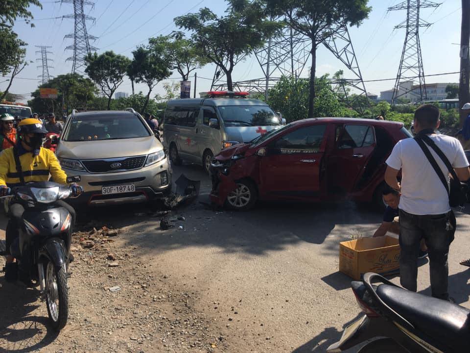Hiện trường vụ tai nạn giữa 2 chiếc &ocirc; t&ocirc; Hyundai Grand i10 v&agrave; Kia Sorento
