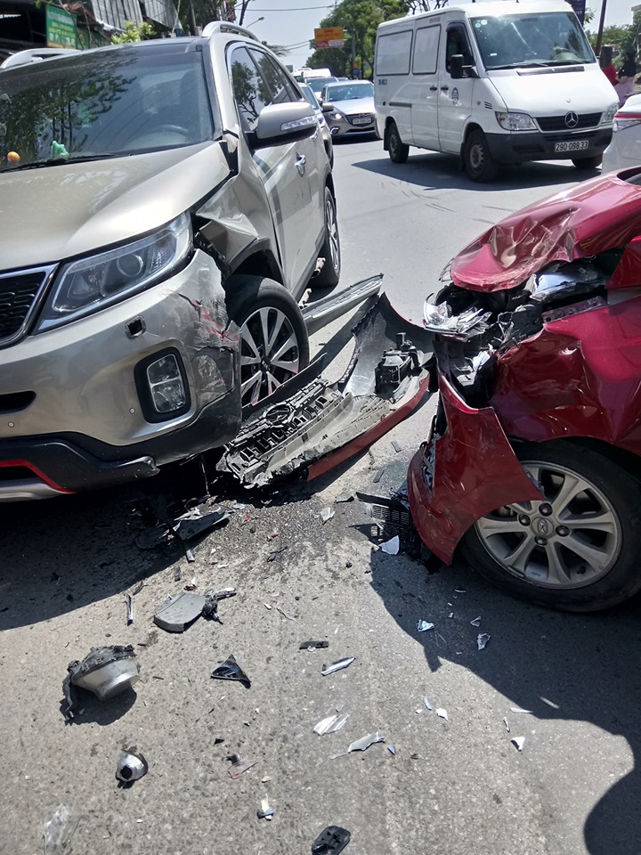 Chiếc Kia Sorento bị biến dạng sườn xe b&ecirc;n tr&aacute;i
