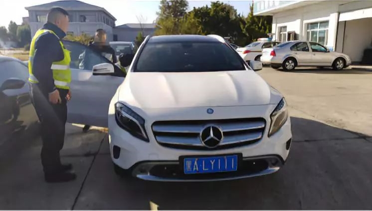 Con trai đỗ đại học bố mẹ liền tặng xe Mercedes-Benz nhưng c&acirc;u chuyện đằng sau đ&oacute; mới thật bi thảm
