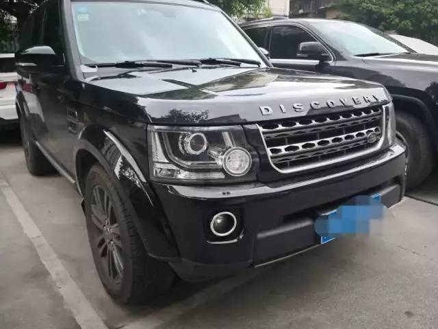 C&ograve;n đ&acirc;y l&agrave; chiếc xe Land Rover Discovery thế hệ cũ được cho đ&atilde; từng gặp tai nạn