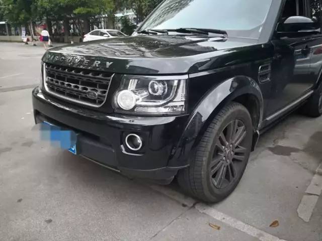 B&agrave; Xie đ&atilde; tốn hơn 2,5 tỷ đồng để mua chiếc Land Rover Discovery thế hệ cũ n&agrave;y nhưng sau 1 năm ph&aacute;t hiện ra xe đ&atilde; từng gặp nạn
