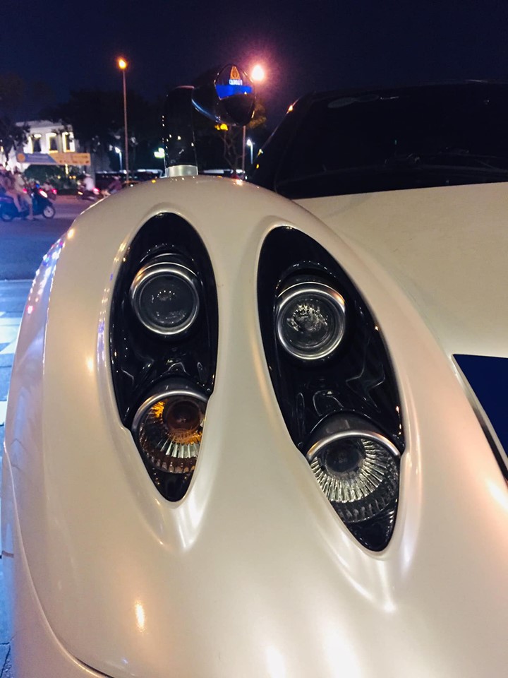 Pagani Huayra của Minh Nhựa vốn c&oacute; m&agrave;u sơn cam nhưng nay đ&atilde; được d&aacute;n đề-can sang m&agrave;u trắng
