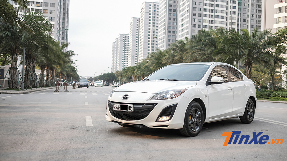 Sau hơn 8 năm, Mazda3 2011 phi&ecirc;n bản sedan vẫn sở hữu những đường n&eacute;t c&aacute; t&iacute;nh, thể thao.