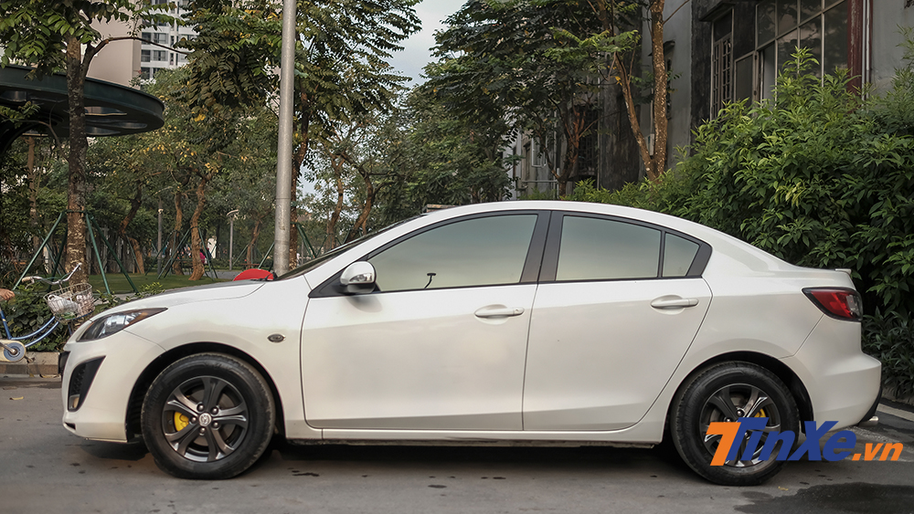 Hệ thống khung gầm, hệ thống treo của Mazda3 2011 mang lại cảm gi&aacute;c kh&aacute; chắc chắn v&agrave; cứng vững, đặc biệt l&agrave; cảm gi&aacute;c v&agrave;o cua kh&aacute; ngọt d&ugrave; cho mẫu xe n&agrave;y kh&ocirc;ng c&oacute; c&aacute;c trang bị an to&agrave;n chủ động.