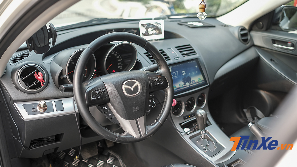 Mazda3 2011 c&oacute; tiện nghi b&ecirc;n trong kh&aacute; đầy đủ nếu so s&aacute;nh với c&aacute;c mẫu xe mới c&ugrave;ng tầm tiền hiện nay.