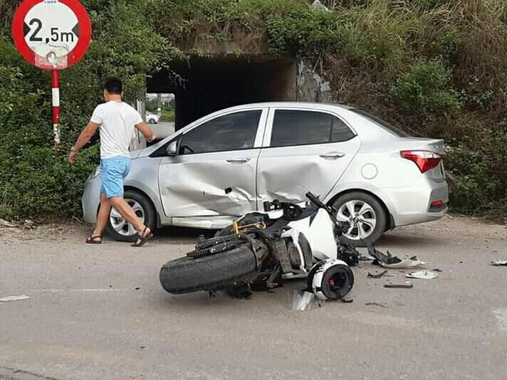 Chiếc Hyundai i10 bị đ&acirc;m bẹp cửa, cửa trước bị thủng một lỗ