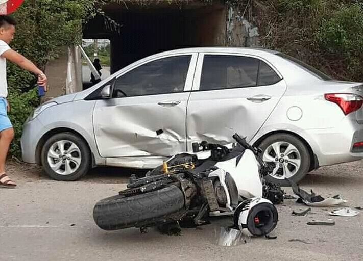 Trong khi đ&oacute; chiếc Honda CBR1000RR cũng hỏng ho&agrave;n to&agrave;n phần đầu