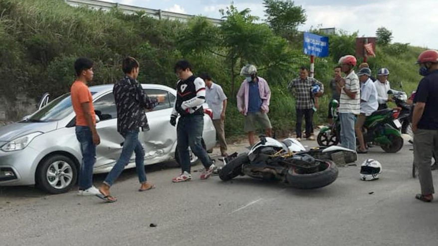 Vụ tai nạn giữa xe m&ocirc; t&ocirc; Honda CBR1000RR v&agrave; xe &ocirc; t&ocirc; Hyundai i10 xảy ra tại khu c&ocirc;ng nghiệp Quang Ch&acirc;u, Bắc Ninh