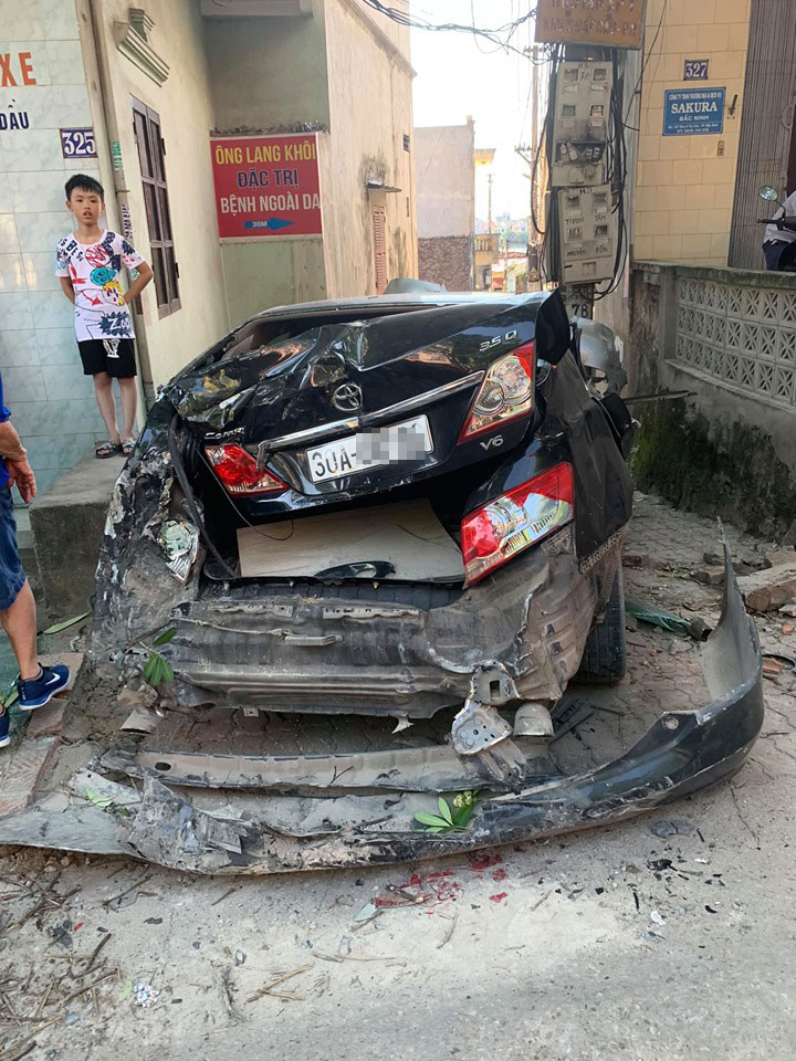 Chiếc Toyota Camry bị tông nát bét đuôi xe