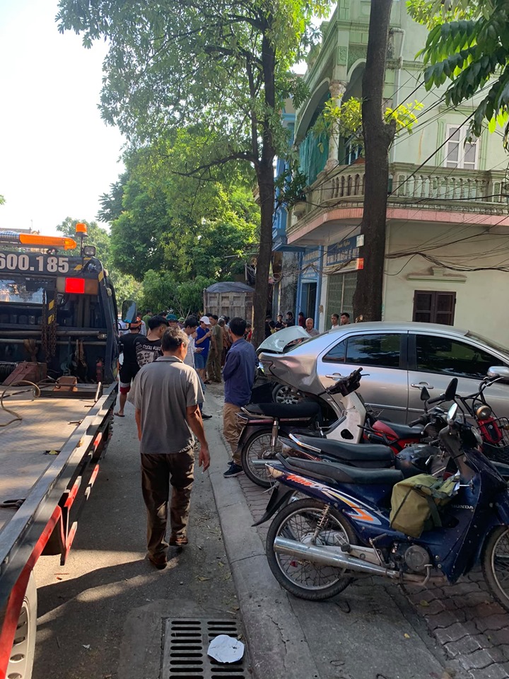Chiếc ô tô con màu bạc cũng bị hư hỏng phần đuôi xe