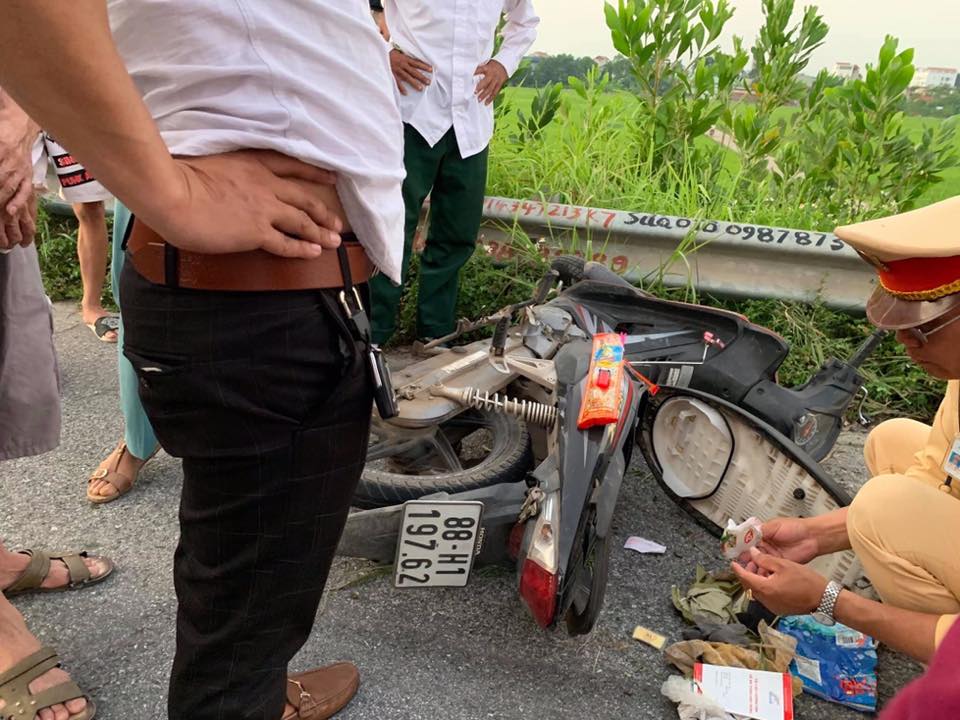 Chiếc xe m&aacute;y nằm đổ tại hiện trường vụ tai nạn