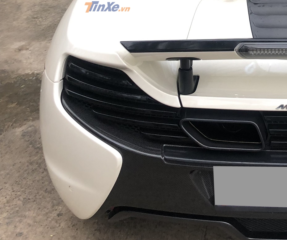 C&aacute;c chi tiết carbon tạo t&iacute;nh tương phản cho ngoại thất si&ecirc;u xe McLaren 650S Spider m&agrave;u trắng n&agrave;y
