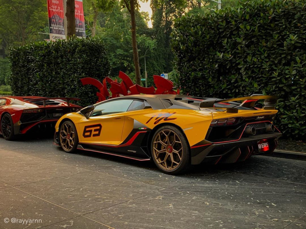 Chủ nhân của chiếc Lamborghini Aventador SVJ 63 này còn sở hữu 2 cực phẩm rất nổi tiếng đó là Ferrari LaFerrari định cư ở Malaysia và Koenigsegg Agera RS để ở Thuỵ Sĩ Chủ nhân của chiếc Lamborghini Aventador SVJ 63 này còn sở hữu 2 cực phẩm rất nổi tiếng đó là Ferrari LaFerrari định cư ở Malaysia và Koenigsegg Agera RS để ở Thuỵ Sĩ